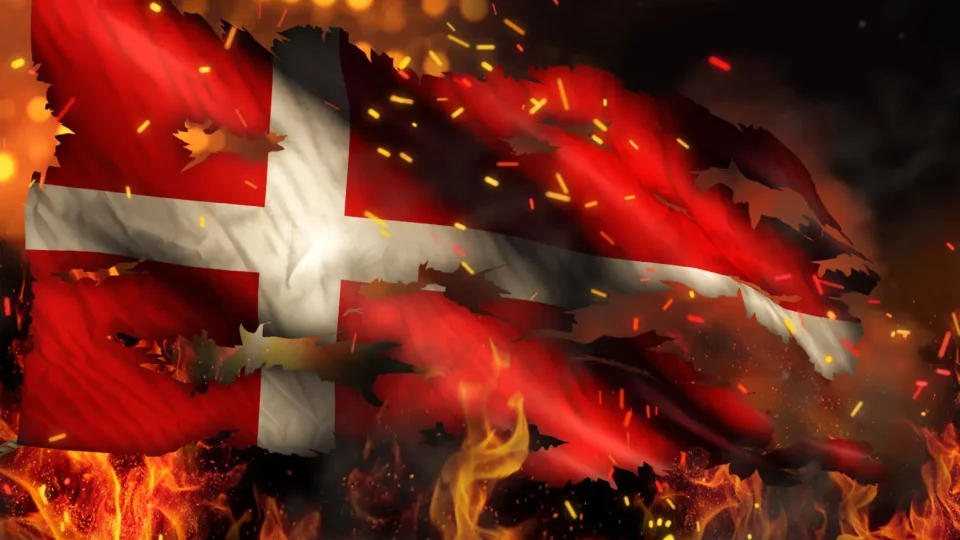 Det danske flagget i brann