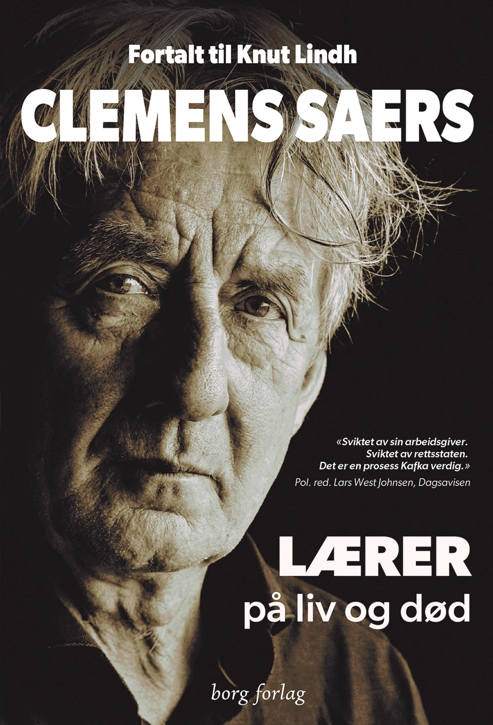 Bildet av bokomslaget til Clemens Saers bok «Lærer på liv og død». Bildet viser et nærbilde av Saers som ser alvorlig inn i kamera.